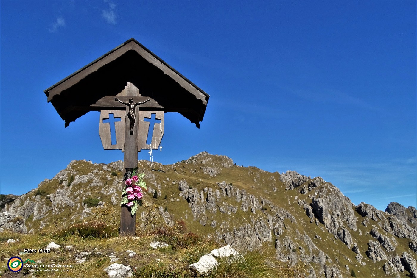 27 Al Passo di Grialeggio (1690 m), Croce con vista in Venturosa.JPG